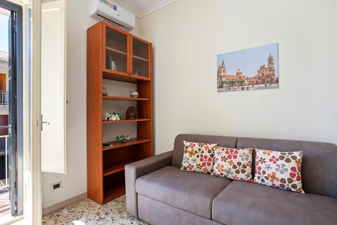 Tra il Centro e il Mare Apartment con terrazzo Aci Castello Italia