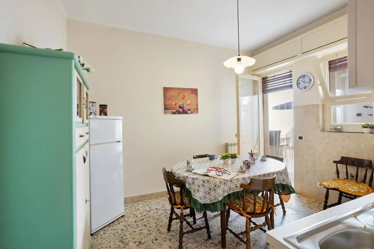Tra il Centro e il Mare Apartment con terrazzo Aci Castello Italia